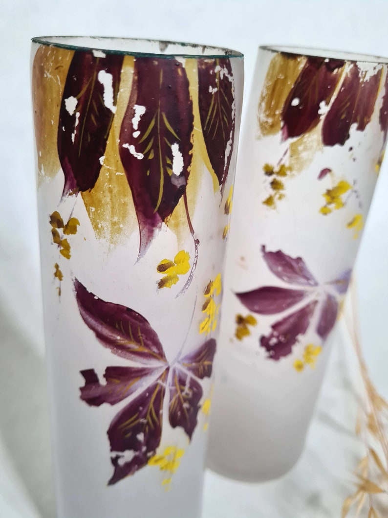 Vintage vase deux verre opaque givré hauts tube motif violet parme jaune fleuri floral bouquet decoratif decoration maison intérieur decor image 4