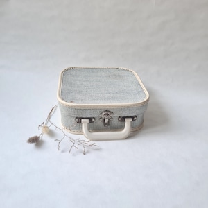 Vintage valise carton/blanc bleu/mallette valisette rangement naissance/poignée fermeture métal/rétro ancien/époque années 60/français