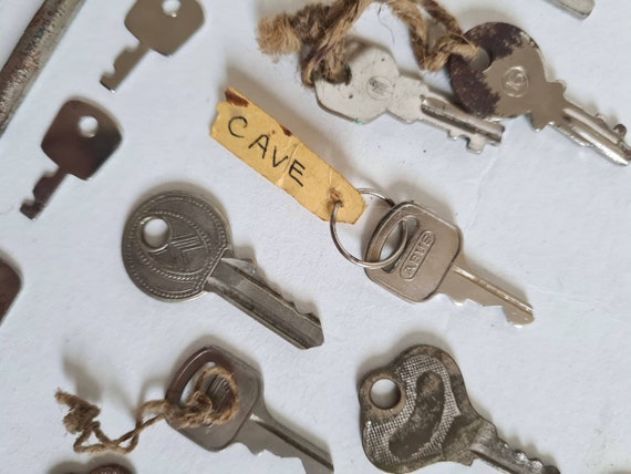 Vintage set of 21 keys wrought iron metal accesso… - image 10