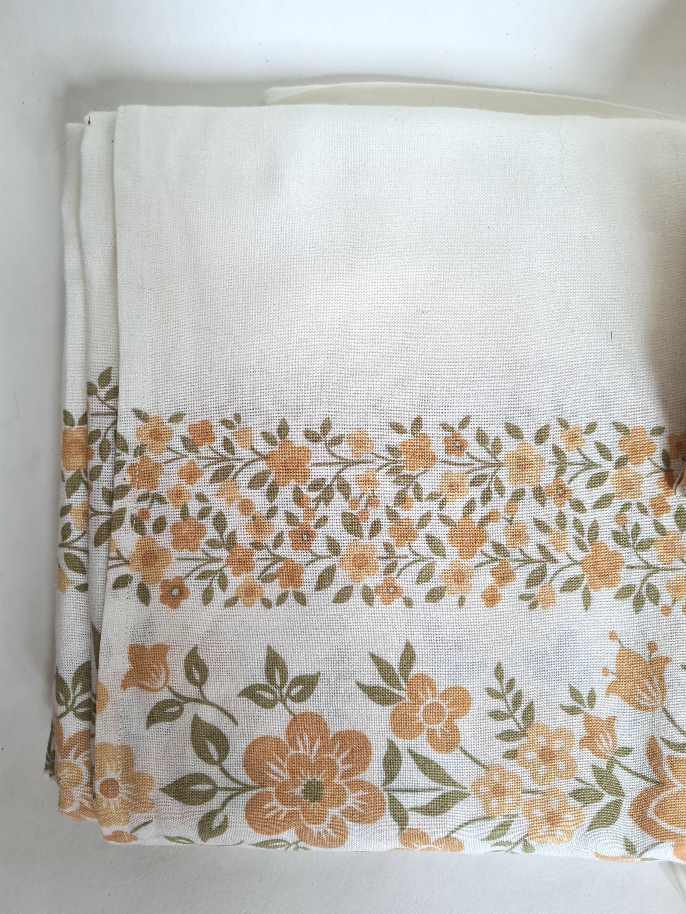 NAPPE CARRÉE ANCIENNE BRODÉE - Fleurs et festons | Aux Mille Couleurs