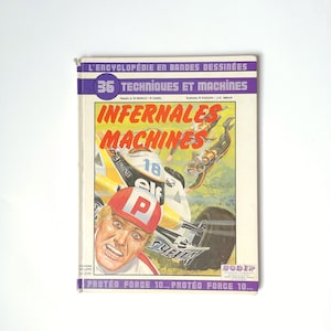 以下が含まれることがあります： 黄色と黒のレーシングカーが描かれたコミックの表紙。車の側面には18の数字が書かれている。車は「Elf」と「Longines」のラベルが貼られている。ドライバーは白い「P」が書かれた赤いヘルメットをかぶっている。表紙のタイトルは「インフェルナルマシン」で、「テクニックとマシン」というシリーズの一部である。