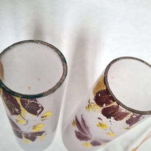 Vintage vase deux verre opaque givré hauts tube motif violet parme jaune fleuri floral bouquet decoratif decoration maison intérieur decor image 6