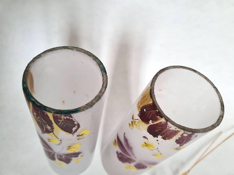 Vintage vase deux verre opaque givré hauts tube motif violet parme jaune fleuri floral bouquet decoratif decoration maison intérieur decor image 6