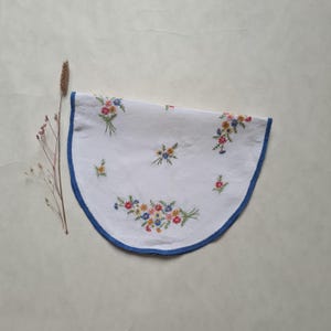 Une grande nappe ovale brodée main - 168 x 246 cm - Coton