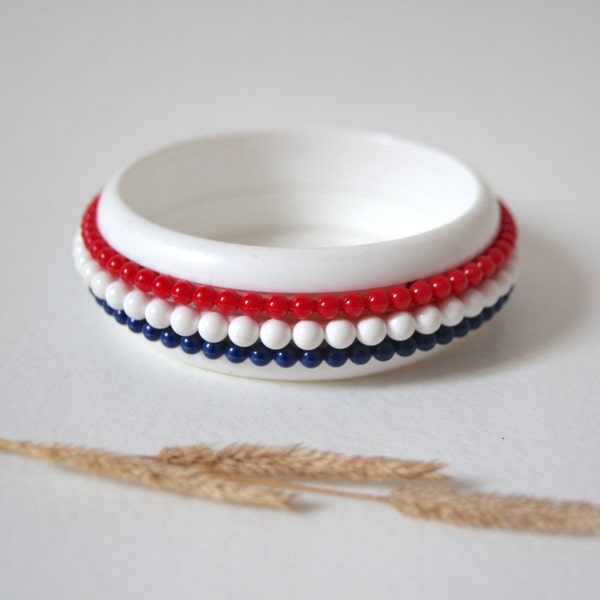 Bracelet vintage bijoux blanc bleu rouge rigide plastique années 70 France accessoire mode bijouterie fantaisie