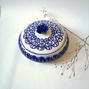 Koszyk z porcelany vintage/orzechowe owoce/pokrywka do garnka/ażurowa ceramika/niebiesko-biały/domowa kuchnia/antyczny stół artystyczny/ręcznie robiony