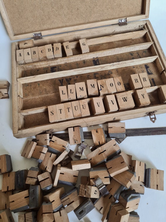 Ancienne Boîte à Tampons D'Imprimerie – Caractères En Bois – Lettres D'Imprimerie
