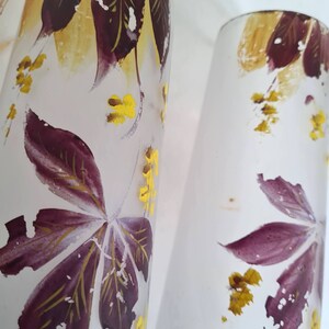 Vintage vase deux verre opaque givré hauts tube motif violet parme jaune fleuri floral bouquet decoratif decoration maison intérieur decor image 10