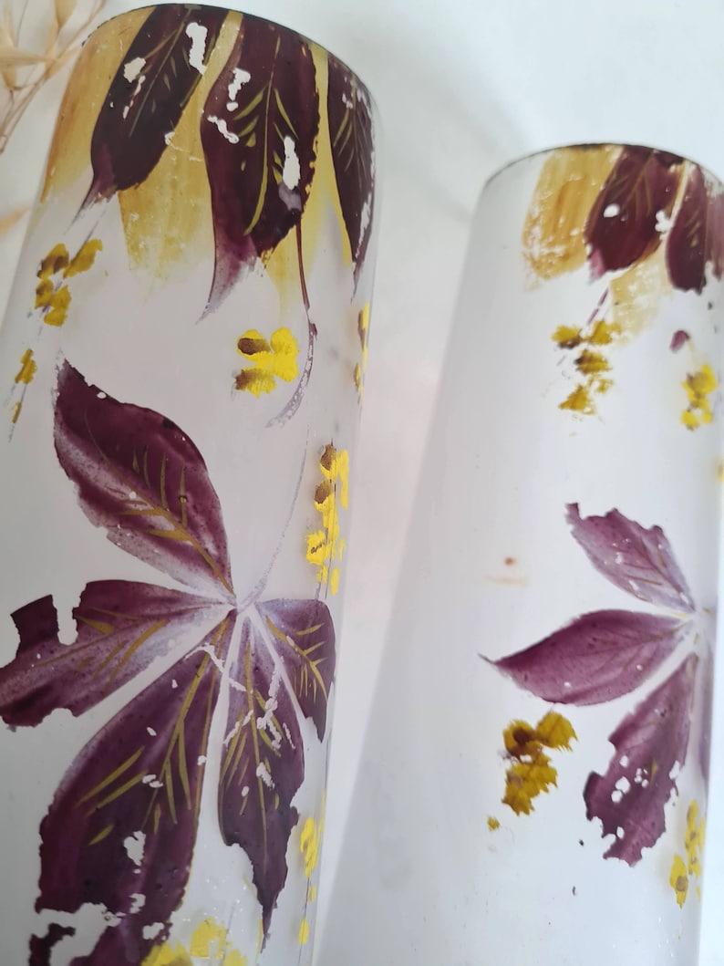 Vintage vase deux verre opaque givré hauts tube motif violet parme jaune fleuri floral bouquet decoratif decoration maison intérieur decor image 10