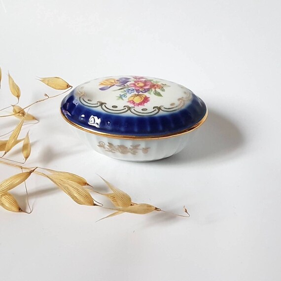 Vintage porcelain box pill case collection lid white … - Gem