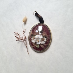 Broche Ancienne En Métal Doré Avec Décor Floral Et Verre Bombé - Occasion, état BE