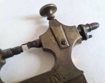 Ancien Tour à Agrafe En Laiton - Outil D'horloger Vintage, En Bon état D'occasion