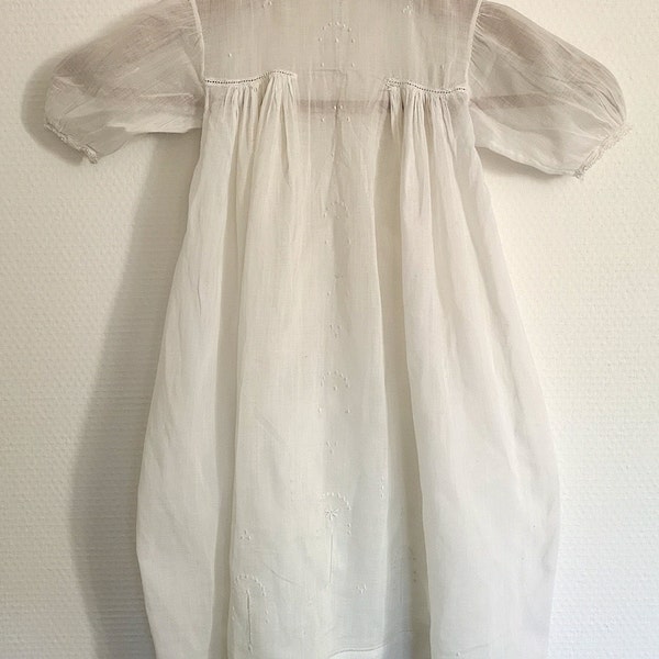 Vintage robe coton La Samaritaine Enfant bébé poupée ancienne vêtement France Paris français collection blanc long fait main