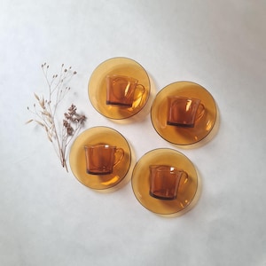 Vintage set med 4 Duralex France kaffekoppar/bärnstensfärgat glas med fat/1970-tal/retro porslin/frukostbord/orange