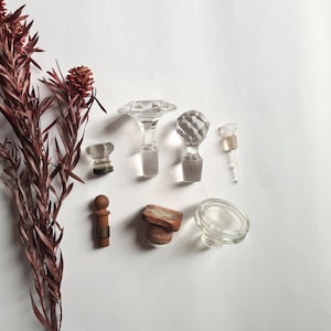 Vintage chiseled glass stopper/faceted transparent/wood collectible/bottle accessory/decorative utensil/reusable art glassware French