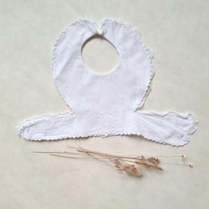 Vintage white cotton bib/hand embroidered/flower embroidery/fine lace tulle/baby first age/20s-30s linen/scalloped edge/pearl button/to tie