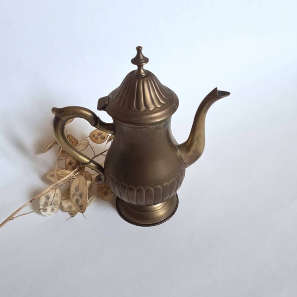 Vintage bronze carafe théière cafetière sur pied verseuse couvercle bascule anse poignée service boisson rustique artisanale cuisine