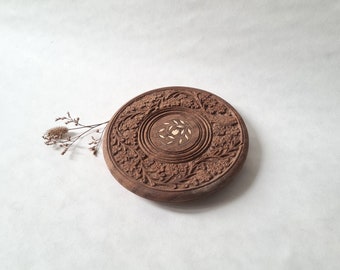 Salvamanteles de madera redondo vintage/bandeja/madera maciza/tallado y grabado/decoración hecha a mano/mesa/cocina/sala de estar/estilo rústico