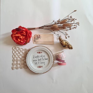 Coffret cadeau vintage/panier osier/déco dorée,/assiette porcelaine/rubans washi/ surprise rétro/idée originale/box garnie/boho chic shabby