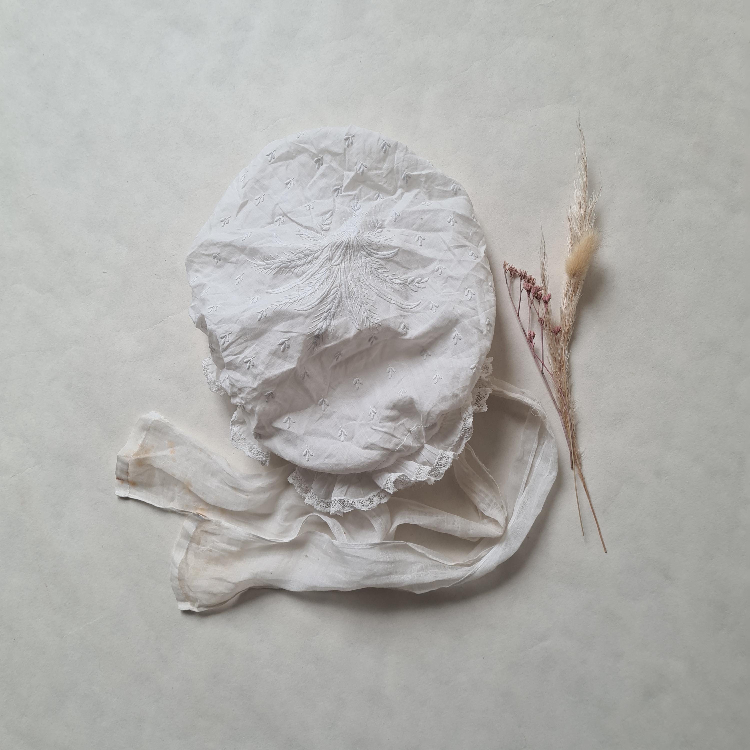 Vintage night bonnet headdress/cotton muslin cambric veil/hand-sewn white/tie strap/lace border/embroidered embroidery/French antique 1900