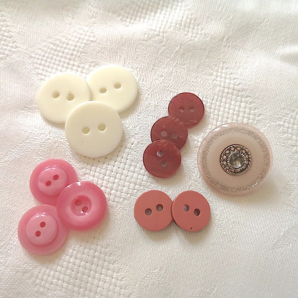 Vintage bouton mercerie accessoire rose blanc lot 12 assortiment petit plastique couture loisirs années 70 France fournitures textile mode