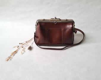 Vintage genuine leather handbag/brown shoulder handle/metal frame clasp/thrift store French classic chic leather goods/fashion accessory