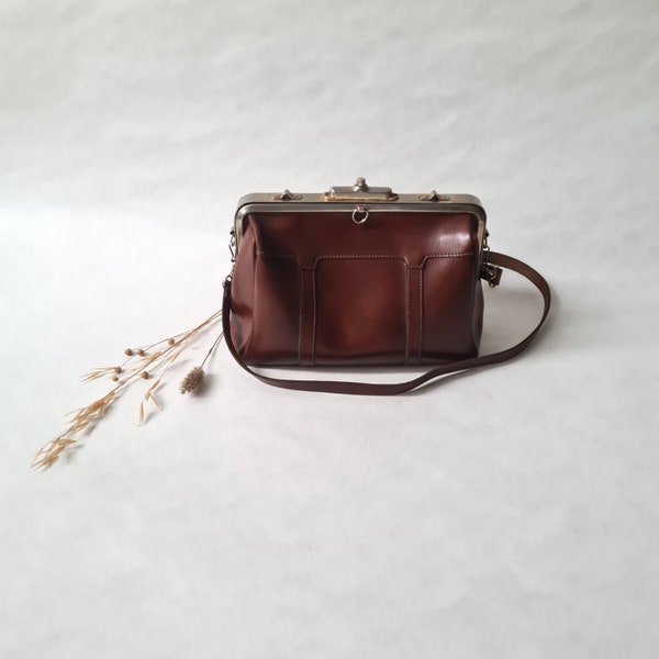 Vintage genuine leather handbag/brown shoulder handle/metal frame clasp/thrift store French classic chic leather goods/fashion accessory