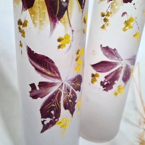 Vintage vase deux verre opaque givré hauts tube motif violet parme jaune fleuri floral bouquet decoratif decoration maison intérieur decor image 3