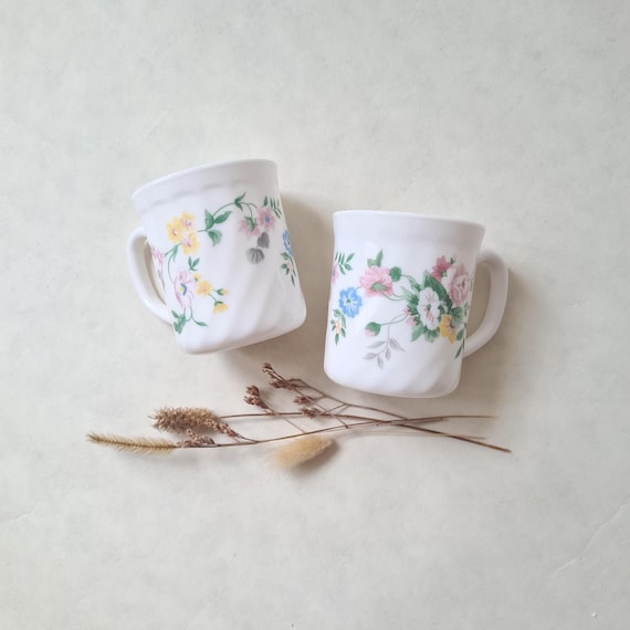 Vintage 2 tasse mug/opaline verre blanc/Arcopal années 70/motif floral fleur/vert rose bleu jaune/rétro chic/boho shabby/cadeau nostalgie