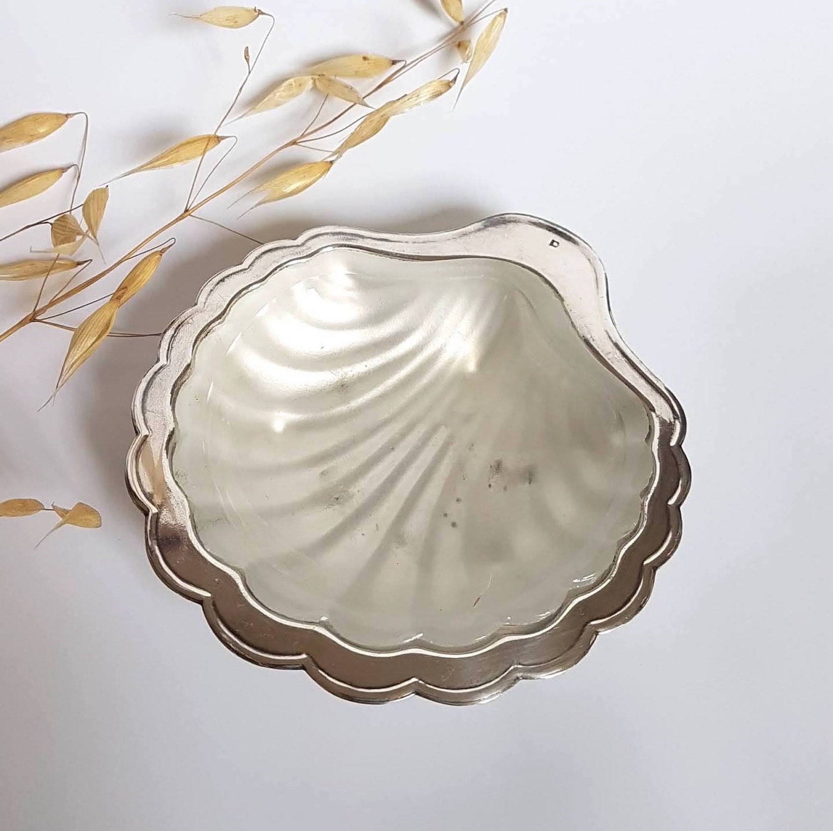 Vintage Argenté Verre Poli Blanc Coquille Saint Jacques Coquillage Beurrier Porte Savon Métal Poinço