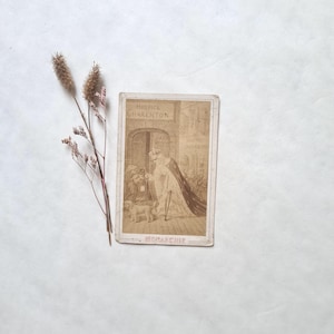 Vintage carte postale/Monarchie femme/tenue royale chien/Charenton hospice/papeterie Guérard Paris Rivoli/ancienne monochrome collection