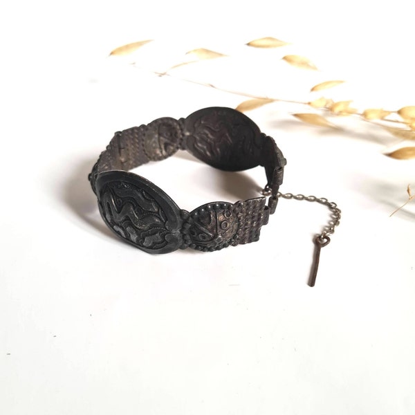 Vintage bracelet bijou métal rigide berbère traditionnel artisanal noir métallique chaînette fait main ancien bijouterie manchette gravé