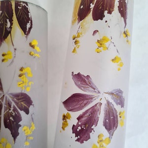 Vintage vase deux verre opaque givré hauts tube motif violet parme jaune fleuri floral bouquet decoratif decoration maison intérieur decor image 9