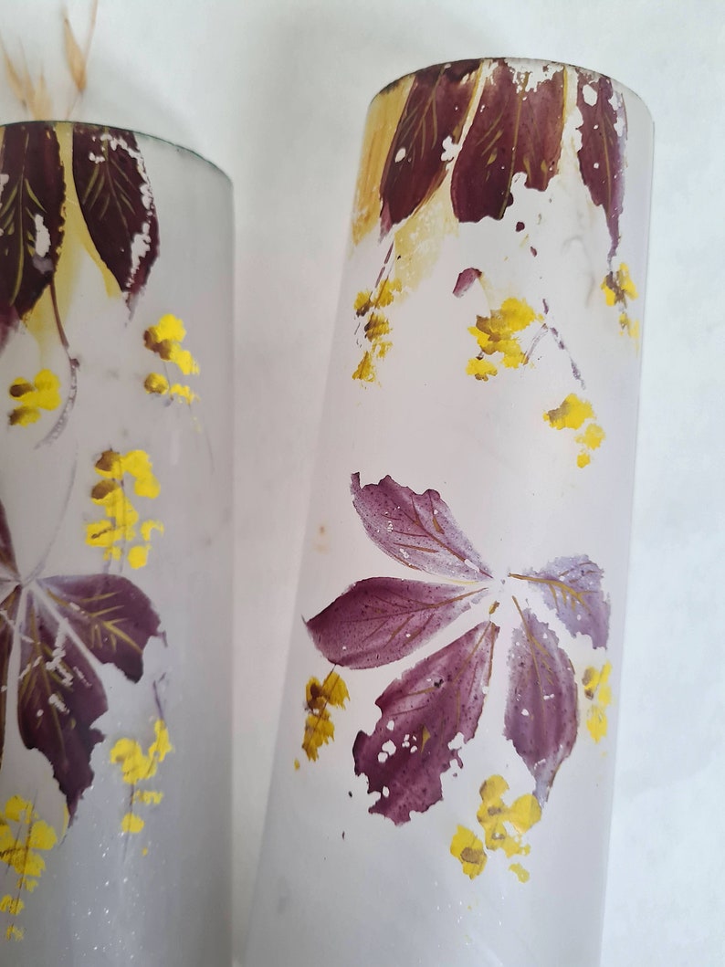 Vintage vase deux verre opaque givré hauts tube motif violet parme jaune fleuri floral bouquet decoratif decoration maison intérieur decor image 9