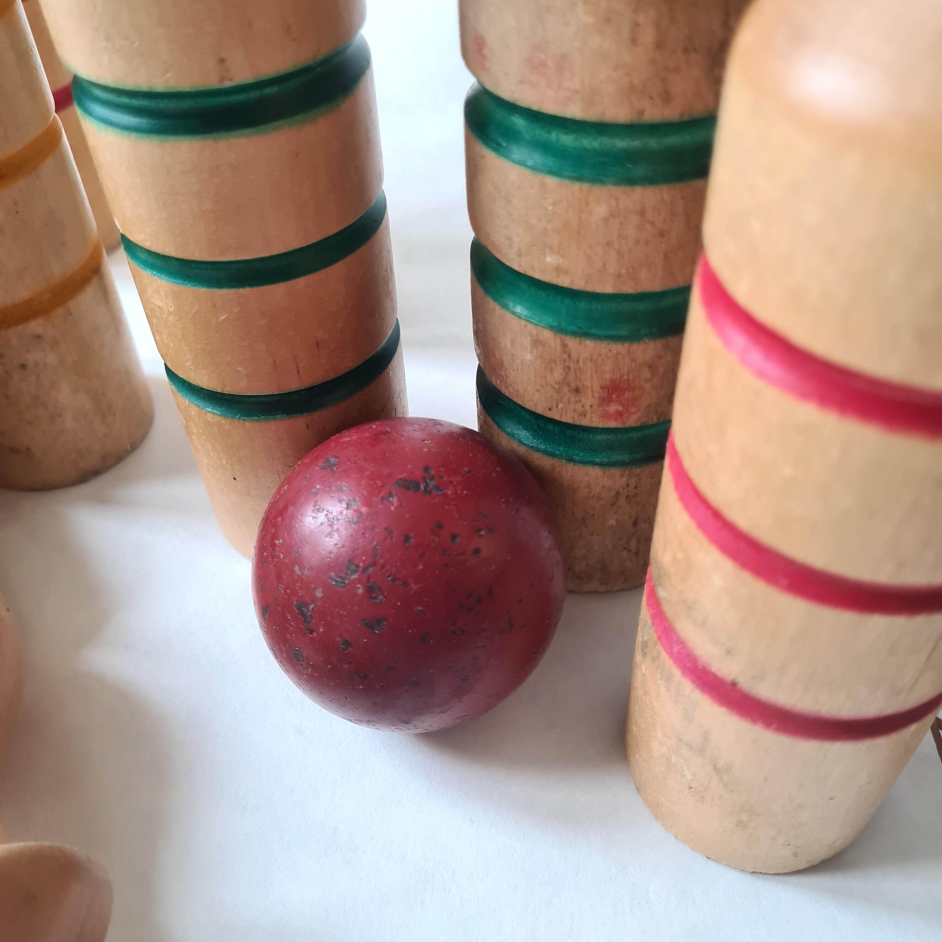 JEU ANCIEN 7 QUILLES BOIS TOURNEES ET BOULE JOUET XIX XX JEU