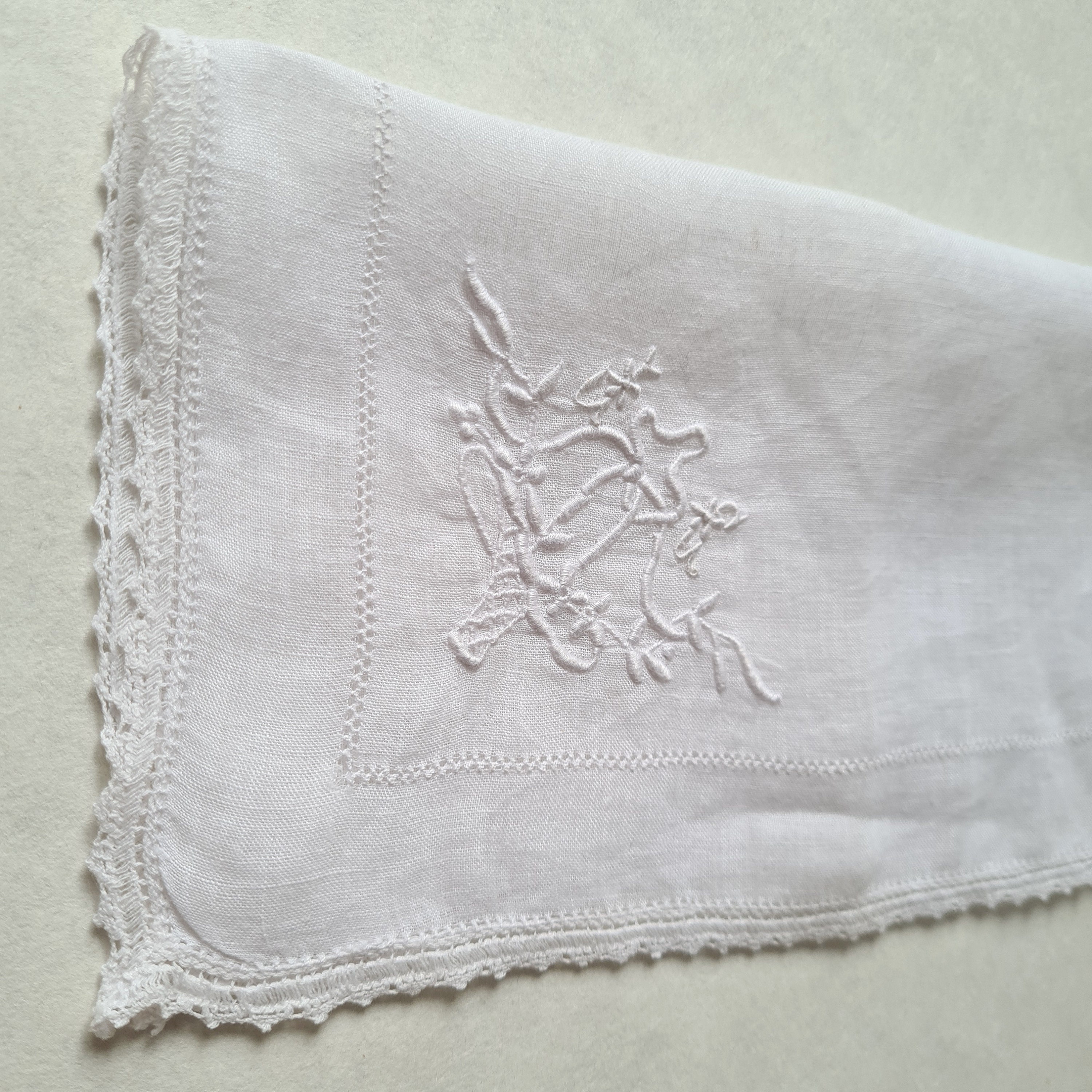 ヴィンテージモスリンコットンベールハンカチ/白四角手刺繍/細かい刺繍