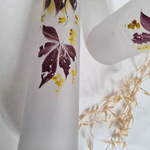 Vintage vase deux verre opaque givré hauts tube motif violet parme jaune fleuri floral bouquet decoratif decoration maison intérieur decor image 8