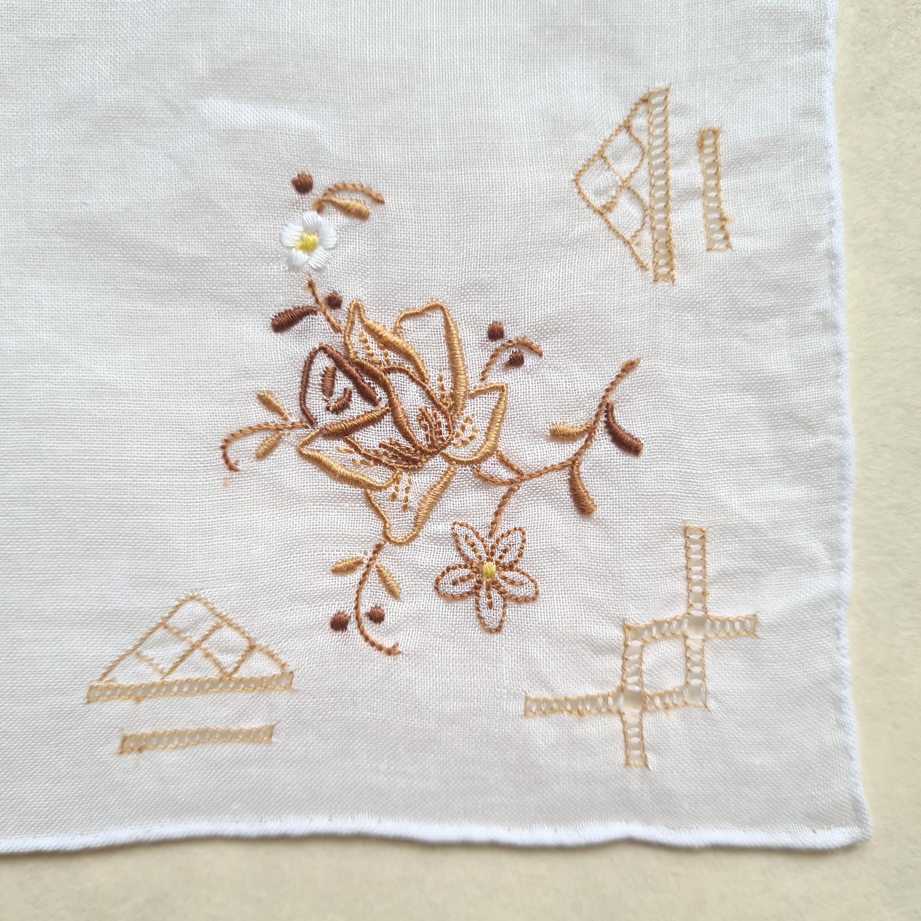 Mouchoir Ancien En Coton Fin – Broderie Blanche Sur Blanc – Motif Basson – Vintage