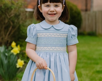 Hermoso vestido fruncido para Pascua de niña