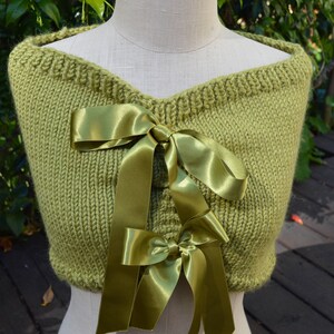 Boléro en tricot de laine mérinos vert avec nœud en satin - Femme moyenne