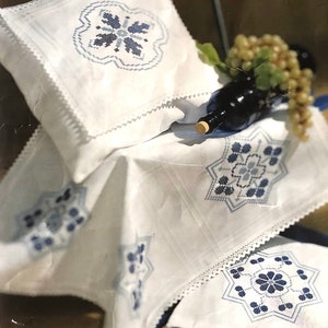 Kissenbezugssets; Nadelspitze oder Stickerei von Anette Eriksson, Royal Paris, Vercherat, Silkstone