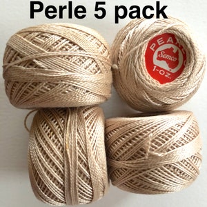 Op de afbeelding: Vijf spoelen beige perle katoenen garen, elke spoel is gelabeld "Pearle Semco 1-oz."