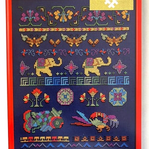 Può includere: Un ricamo a punto croce incorniciato con uno sfondo blu scuro e motivi colorati, tra cui elefanti, fiori e disegni geometrici. Il titolo "oriental motifs" è stampato sopra la cornice.