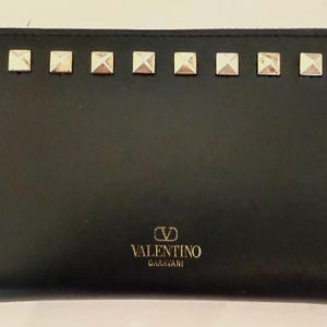 Cartera envolvente Valentino de cuero negro y tachuelas doradas