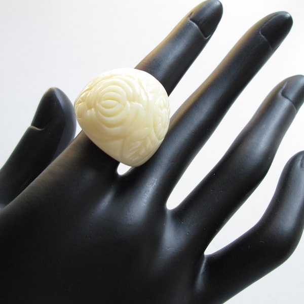 Fun vintage Déclaration Bague Faux Os Sculpté Look Lucite Acrylique Floral Fleur Fleurs Rose Bulle Domed Crème Ivoire Rétro Taille 6 Bold Chunky