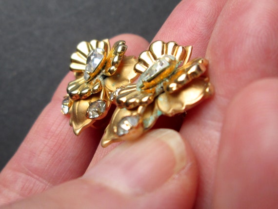 Sweet Vintage Screw Back Earrings Gold Tone Iris … - image 8