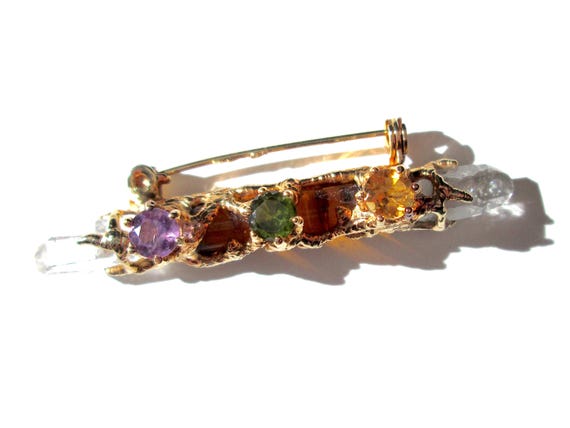 Lovely Vintage Wand Brooch Textured Gold Tone Root Tree Branch Quartz Point Mystical Amethyst Purple Citrine Yellow Peridot Moldavite Green View 3