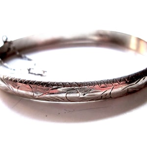 Timeless Vintage Bangle Bracelet Etched Silver Stamped STERLING 925 LWD 9.5g Slide Lock Safety Chain Hinged Dainty Delicate Sweet Classic
