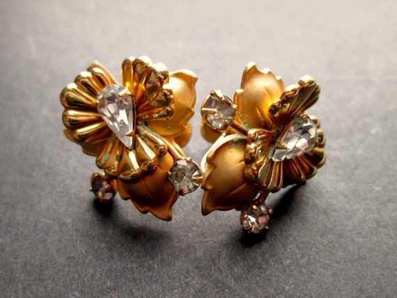 Sweet Vintage Screw Back Earrings Gold Tone Iris … - image 7