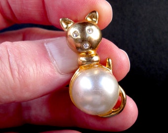 Adorable broche vintage Pin Figural Cat Jelly Belly Style Rond Fausse Perle Cabochon Pave Claire Strass Or Ton Kitty Feline Mid Century